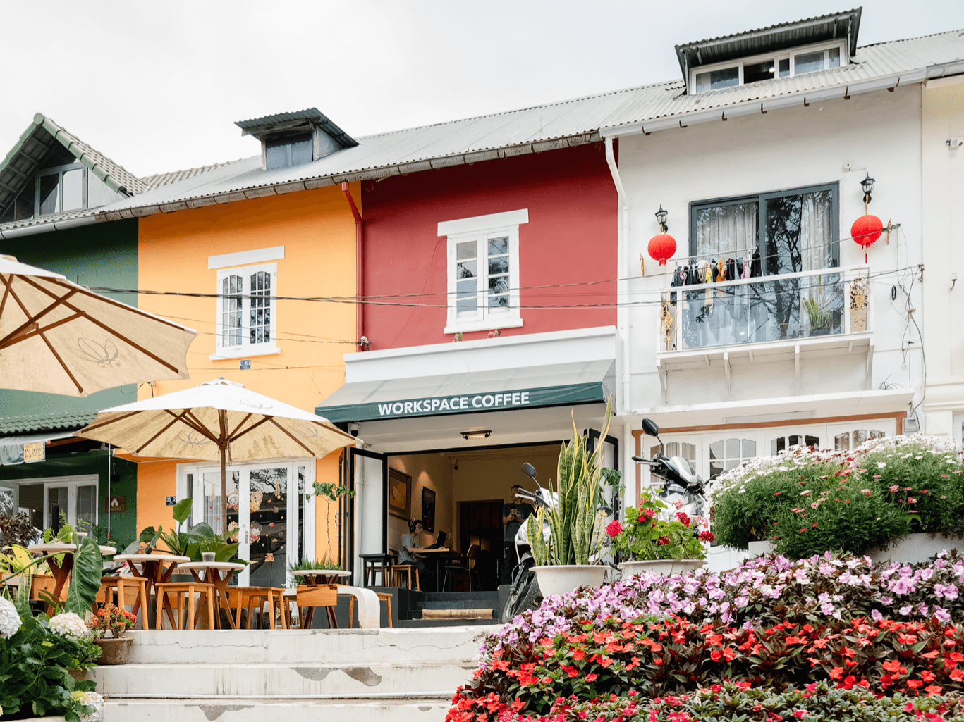 L'extérieur coloré de The Married Beans Workspace sur la rue Yersin
