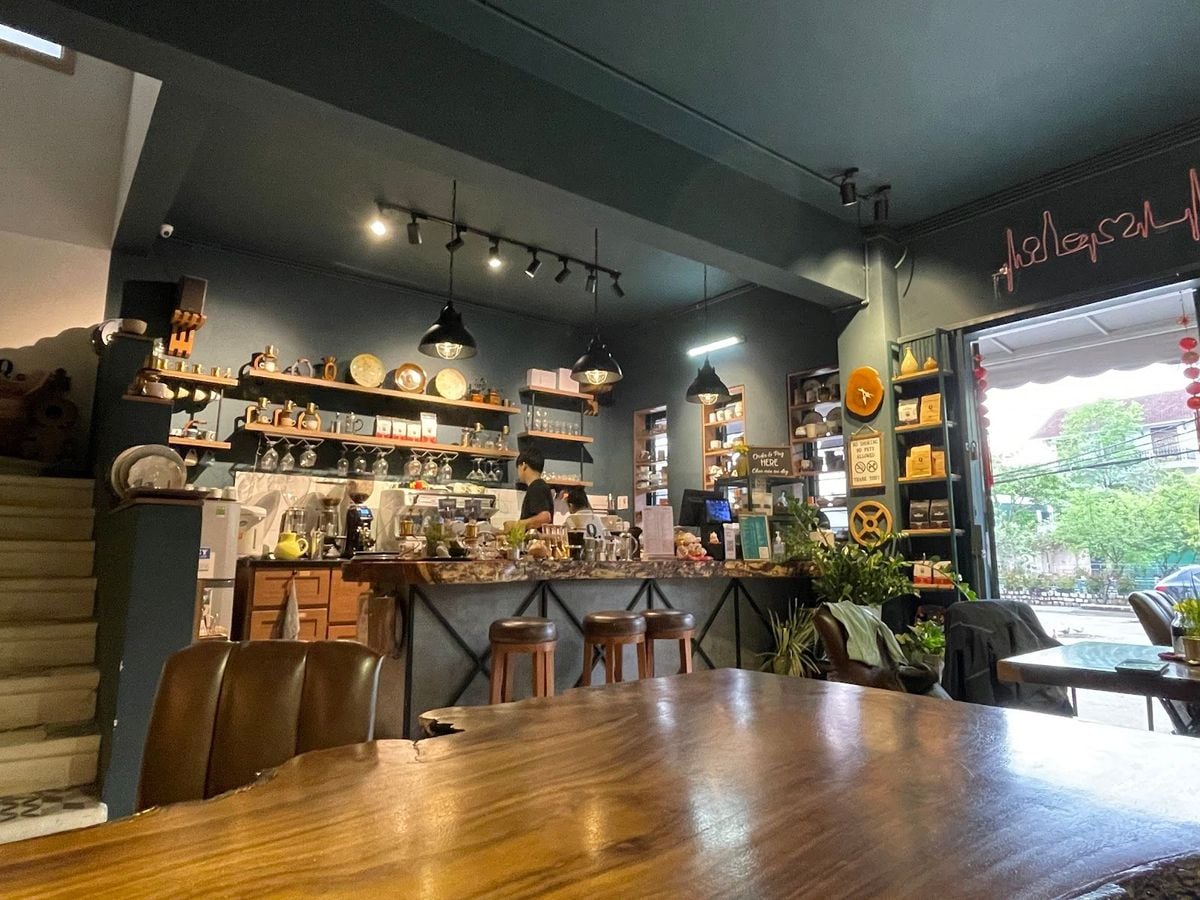Le bar à café et les sièges à l'intérieur de Q Coffee Roastery Dalat