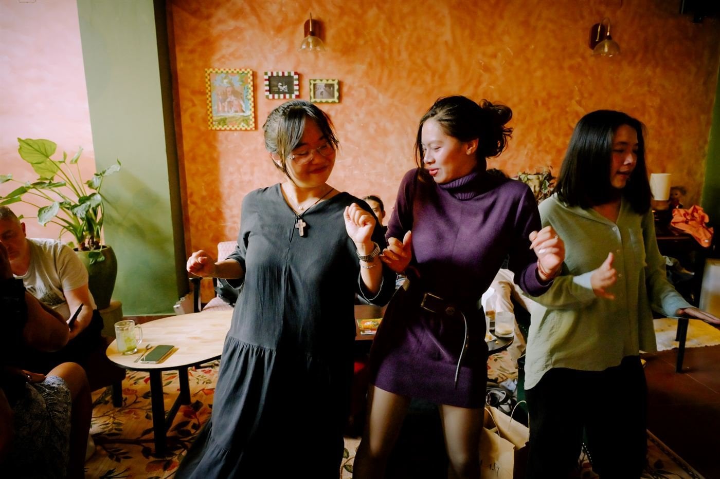 Brew music 05 friends dancing – Socialhouse Dalat