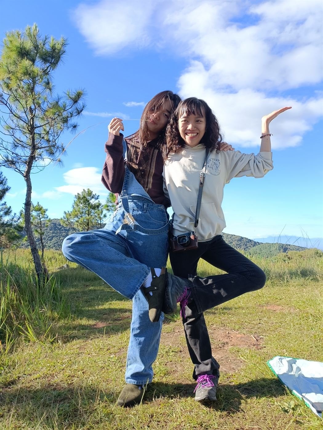 Friends posing – Socialhouse Dalat